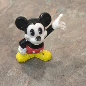 Figurine vintage Mickey Mouse pose classique pantalon rouge chaussures jaunes